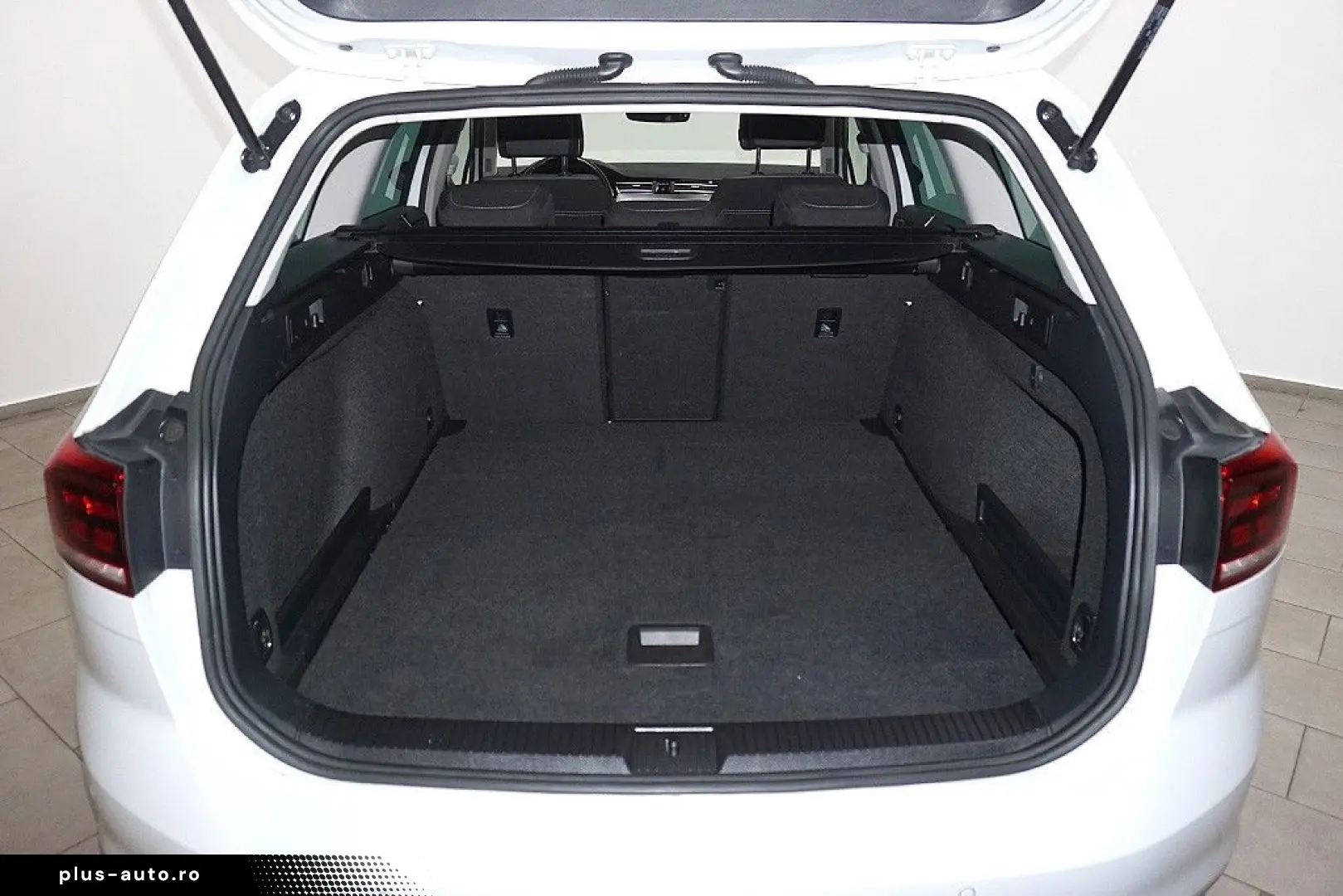 VW Passat 2.0TDI DSG R-Line Virtual Pano Navi ACC
