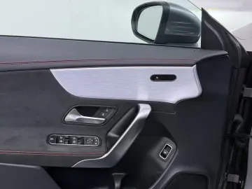 MERCEDES-BENZ CLA 180 AMG