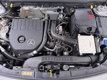 MERCEDES-BENZ CLA 180 AMG