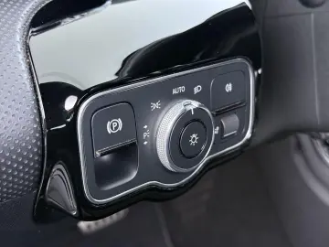 MERCEDES-BENZ CLA 180 AMG