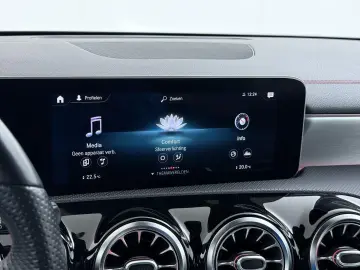 MERCEDES-BENZ CLA 180 AMG