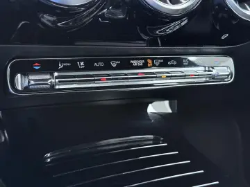 MERCEDES-BENZ CLA 180 AMG