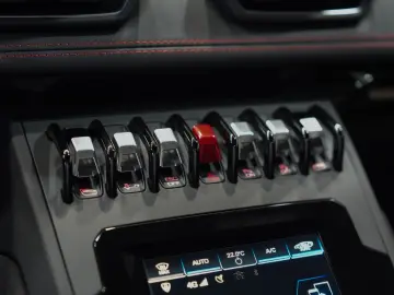 LAMBORGHINI Huracán EVO Spyder STYLE-PACK. SENSONUM LIFT 1.H