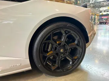 LAMBORGHINI Huracán Tecnica   Style Package   Alcantara