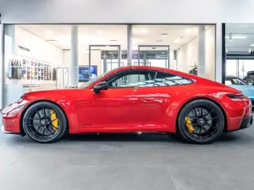 Porsche 992 911 Carrera 4 GTS