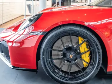 Porsche 992 911 Carrera 4 GTS