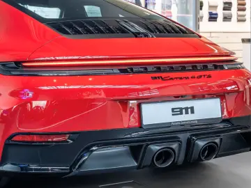 Porsche 992 911 Carrera 4 GTS