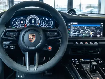 Porsche 992 911 Carrera 4 GTS
