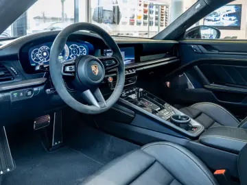 Porsche 992 911 Carrera 4 GTS