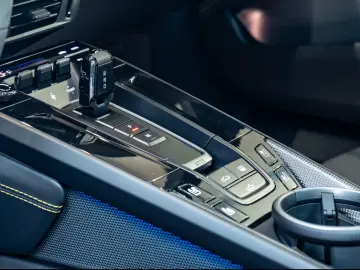 Porsche 992 911 Carrera 4 GTS
