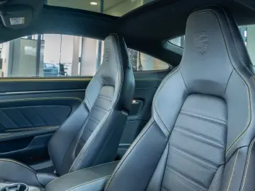 Porsche 992 911 Carrera 4 GTS