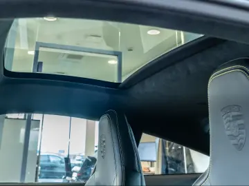 Porsche 992 911 Carrera 4 GTS