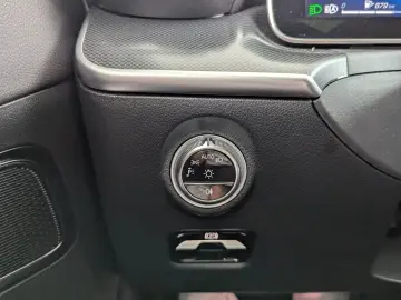 MERCEDES-BENZ C 200 d Avantgarde (EURO 6d) LED NAVI PANO AHK