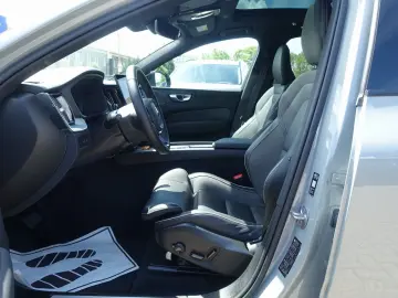 VOLVO XC60 Black Edition Plus T8 AWD AHK Pano HeadUP