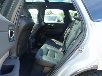 VOLVO XC60 Black Edition Plus T8 AWD AHK Pano HeadUP