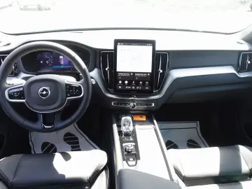 VOLVO XC60 Black Edition Plus T8 AWD AHK Pano HeadUP