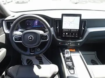 VOLVO XC60 Black Edition Plus T8 AWD AHK Pano HeadUP