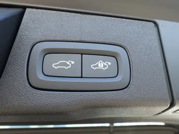 VOLVO XC60 Black Edition Plus T8 AWD AHK Pano HeadUP