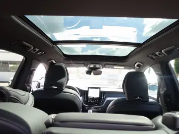 VOLVO XC60 Black Edition Plus T8 AWD AHK Pano HeadUP