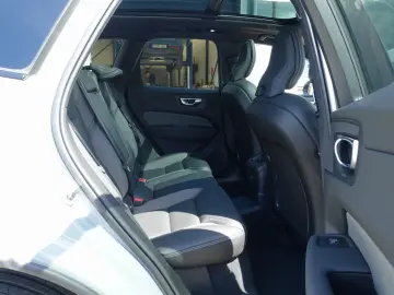 VOLVO XC60 Black Edition Plus T8 AWD AHK Pano HeadUP