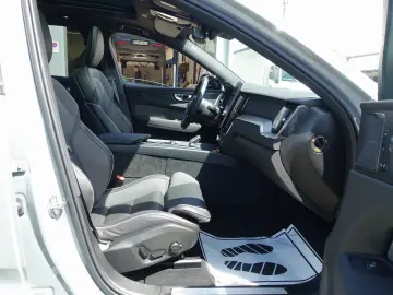 VOLVO XC60 Black Edition Plus T8 AWD AHK Pano HeadUP