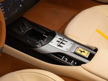 2026 FERRARI 12CILINDRI SPIDER LIFT CARBON PASSAGER DISPLAY
