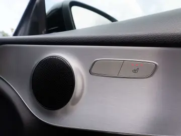 Mercedes-Benz C 200_Coupe_Pops&Bangs