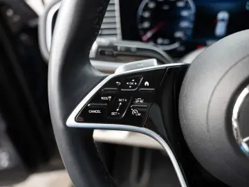 MERCEDES-BENZ GLE 400e 4M AMG Pano AHK Distr
