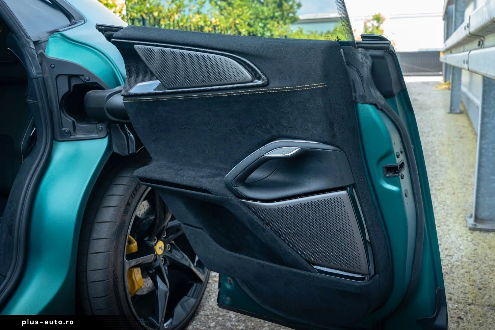FERRARI Purosangue  ATELIER FULL CARBON MASSAGE FULL
