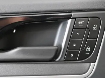 PORSCHE Cayenne E-Hybrid SportDesign AHK Pano ACC HUD 22