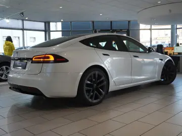 TESLA Model S DUAL-MOTOR LONGRANGE
