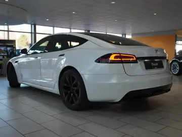 TESLA Model S DUAL-MOTOR LONGRANGE