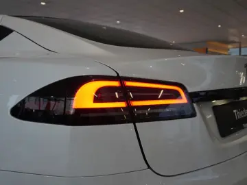 TESLA Model S DUAL-MOTOR LONGRANGE