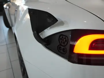 TESLA Model S DUAL-MOTOR LONGRANGE