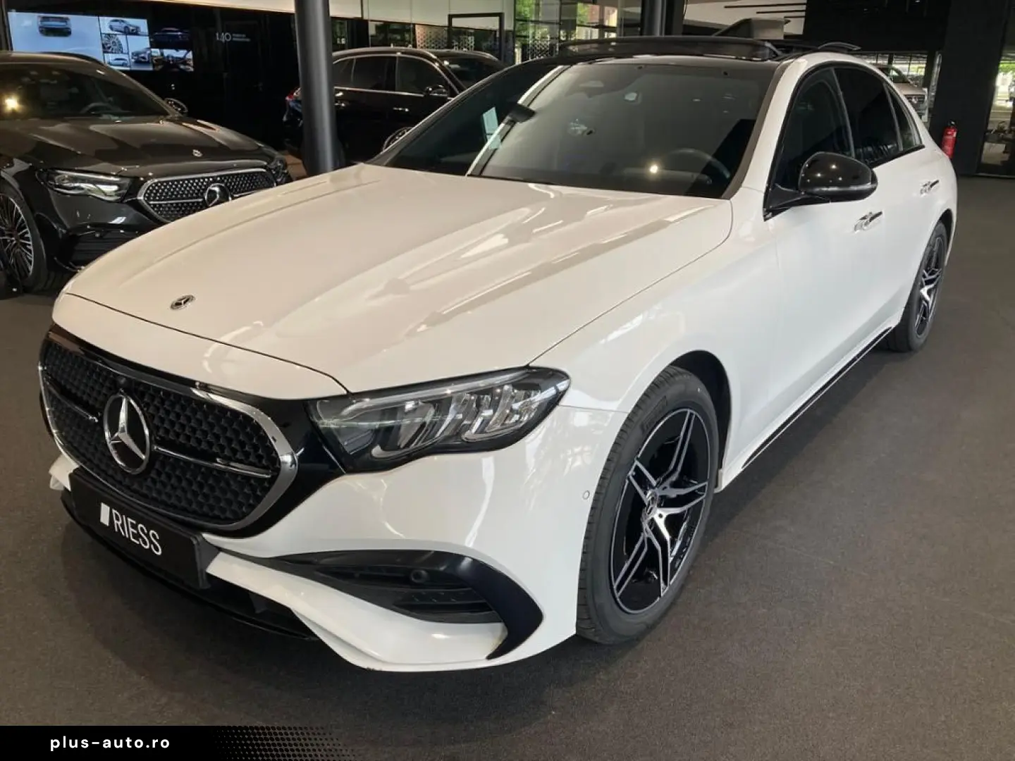 MERCEDES-BENZ E 300 e AMG SPORT DISTR NAVI LED PANO W-PAKET