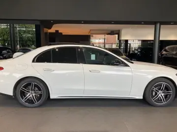MERCEDES-BENZ E 300 e AMG SPORT DISTR NAVI LED PANO W-PAKET