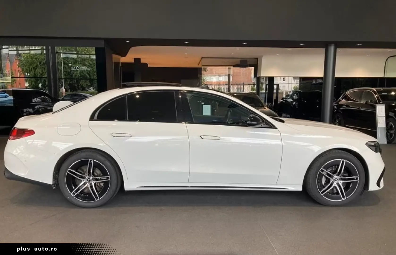 MERCEDES-BENZ E 300 e AMG SPORT DISTR NAVI LED PANO W-PAKET