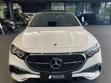 MERCEDES-BENZ E 300 e AMG SPORT DISTR NAVI LED PANO W-PAKET