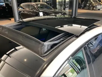 MERCEDES-BENZ E 300 e AMG SPORT DISTR NAVI LED PANO W-PAKET