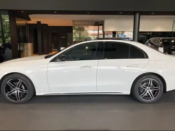 MERCEDES-BENZ E 300 e AMG SPORT DISTR NAVI LED PANO W-PAKET