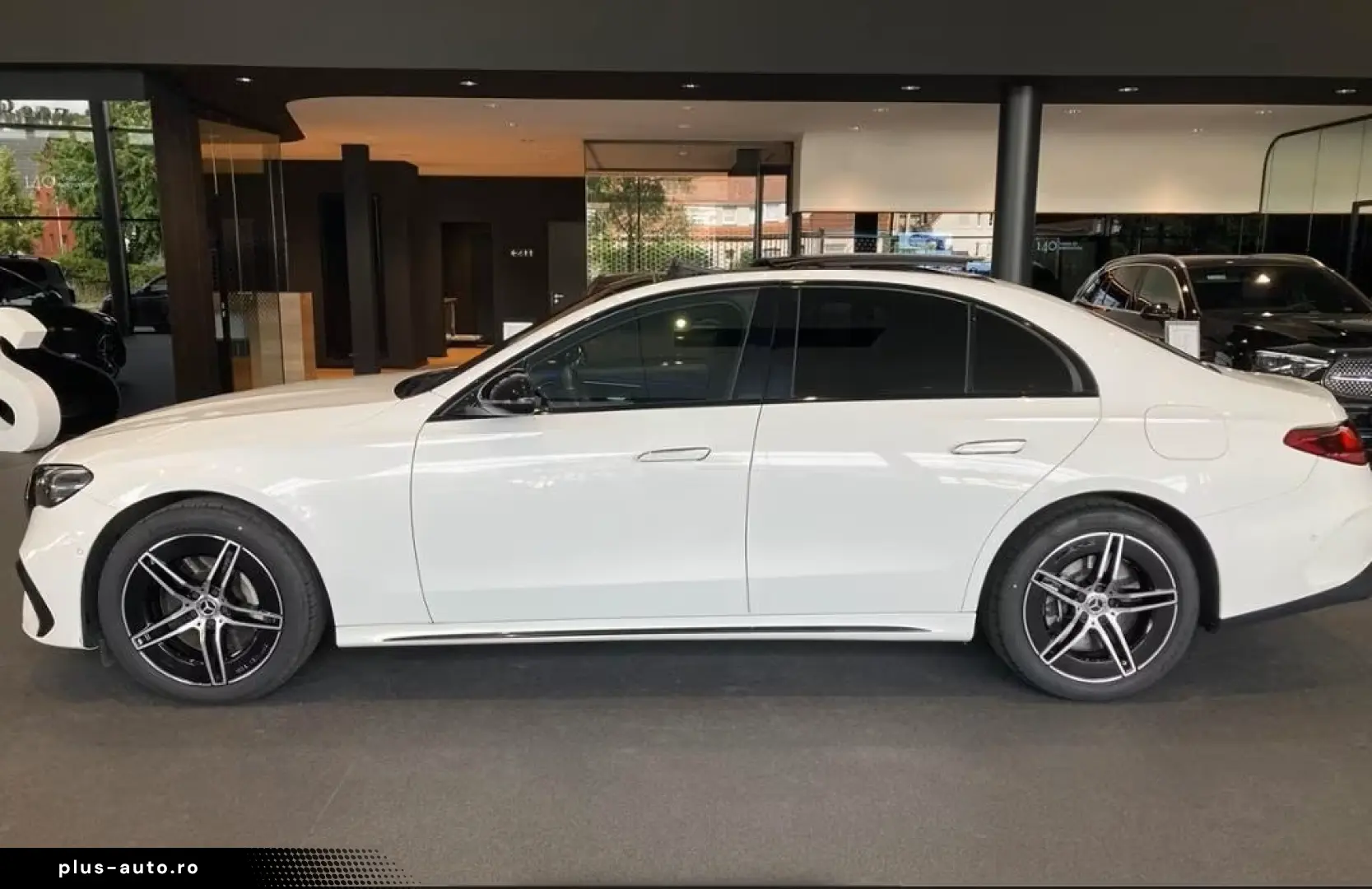 MERCEDES-BENZ E 300 e AMG SPORT DISTR NAVI LED PANO W-PAKET