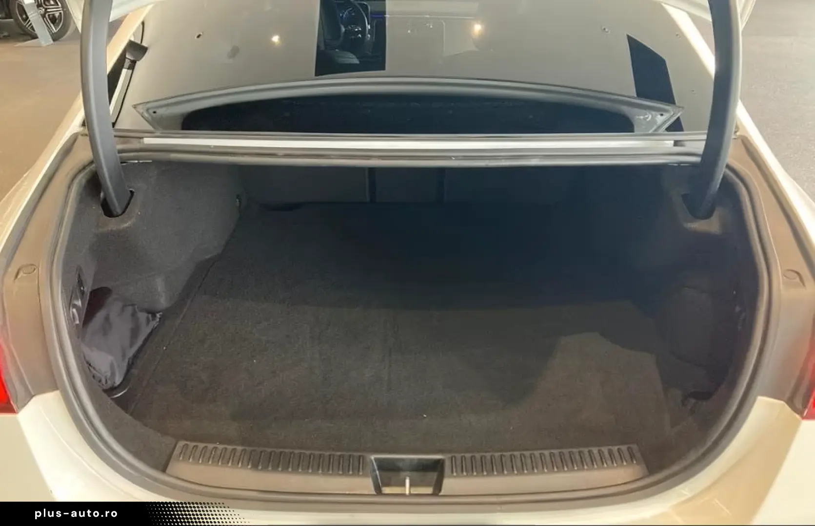 MERCEDES-BENZ E 300 e AMG SPORT DISTR NAVI LED PANO W-PAKET