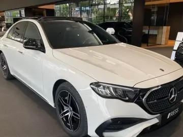 MERCEDES-BENZ E 300 e AMG SPORT DISTR NAVI LED PANO W-PAKET