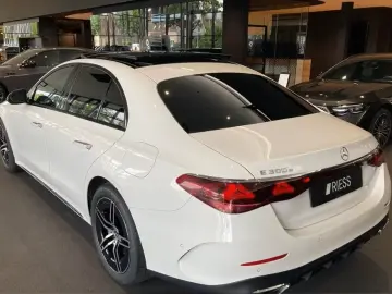 MERCEDES-BENZ E 300 e AMG SPORT DISTR NAVI LED PANO W-PAKET