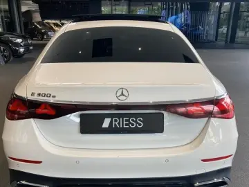 MERCEDES-BENZ E 300 e AMG SPORT DISTR NAVI LED PANO W-PAKET