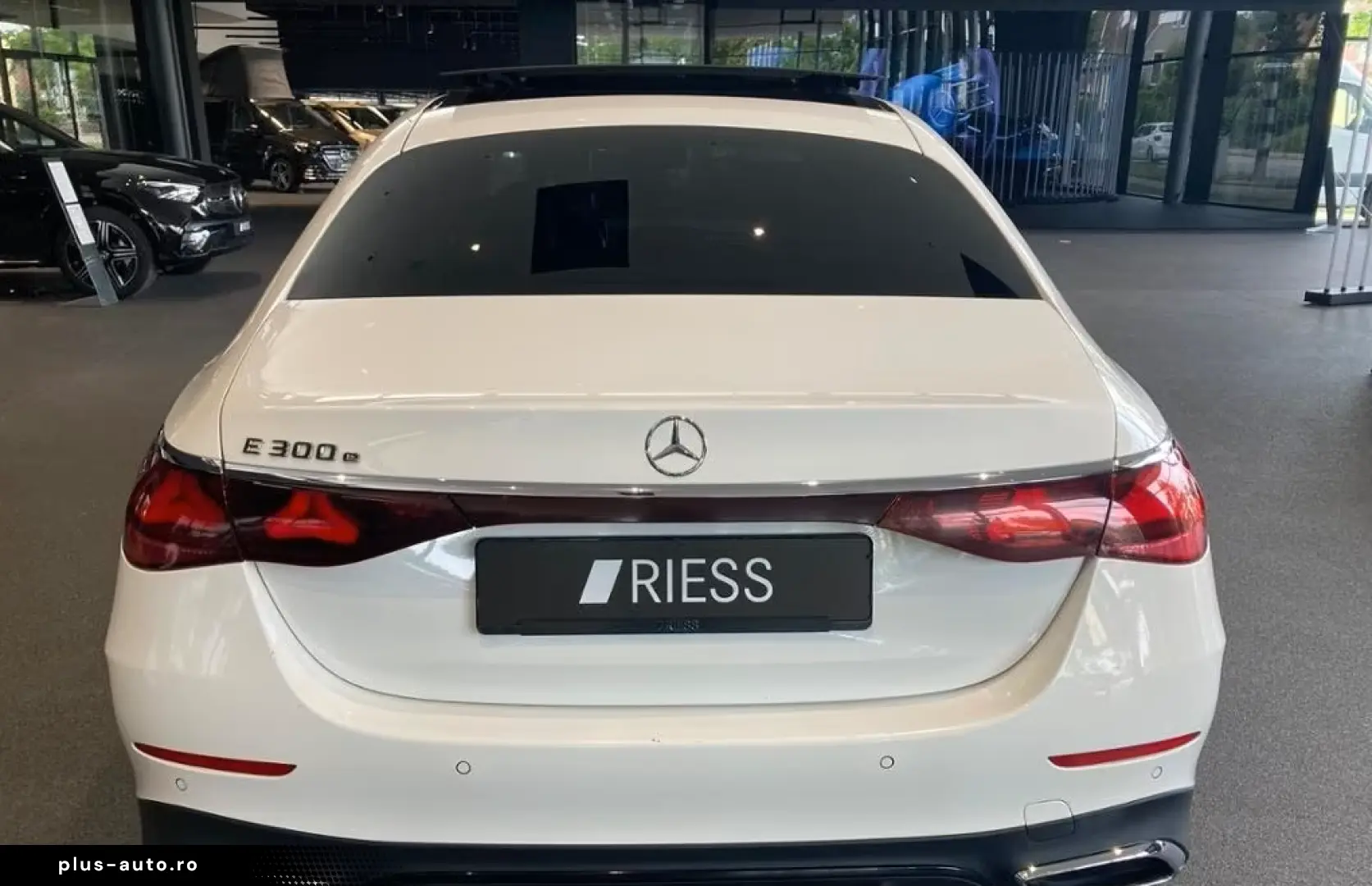 MERCEDES-BENZ E 300 e AMG SPORT DISTR NAVI LED PANO W-PAKET