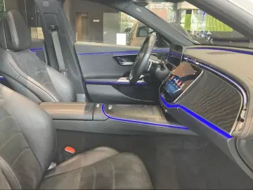 MERCEDES-BENZ E 300 e AMG SPORT DISTR NAVI LED PANO W-PAKET