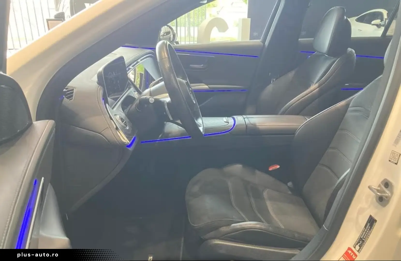 MERCEDES-BENZ E 300 e AMG SPORT DISTR NAVI LED PANO W-PAKET