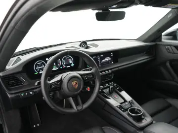 PORSCHE 992 Carrera 4 GTS