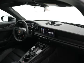 PORSCHE 992 Carrera 4 GTS